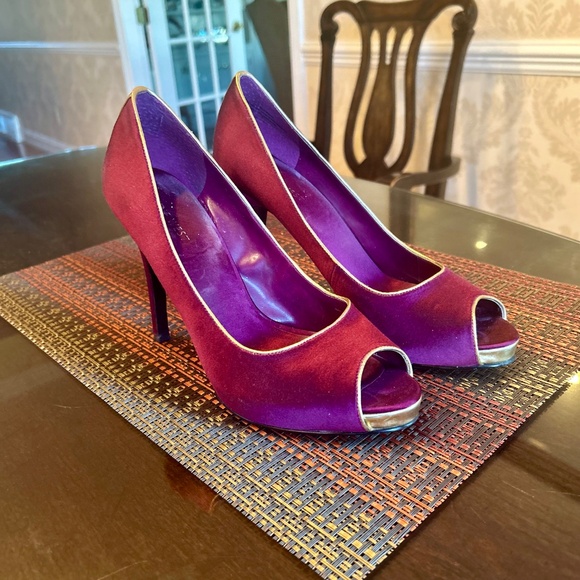 Nine West Burgundy Satin Peep Toe Pumps with Gold Piping and Stripe- Size 10 - Picture 7 of 8